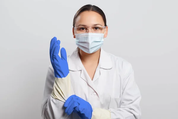 Young Woman Doctor Protective Mask Puts Gloves Her Hands Protection — Stock Photo, Image