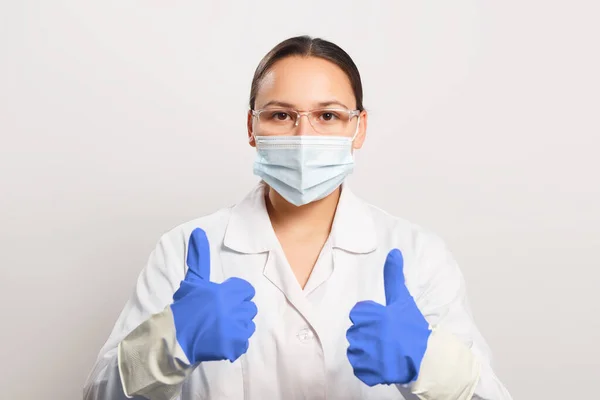 Young Woman Doctor Protective Mask Gloves Shows Thumb Gesture — Stock Photo, Image