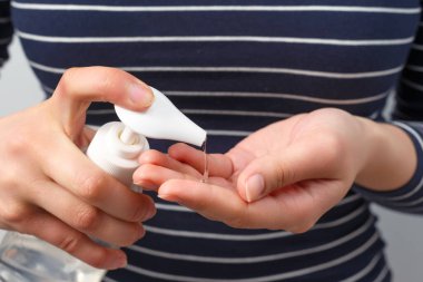 Eller için antiseptik jel uygulaması. Coronavirus covid-19 'a karşı koruma.