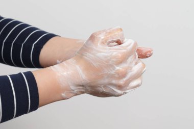 Antibakteriyel sabunla el yıkama. Koronavirüsü önleme. Yakın plan..