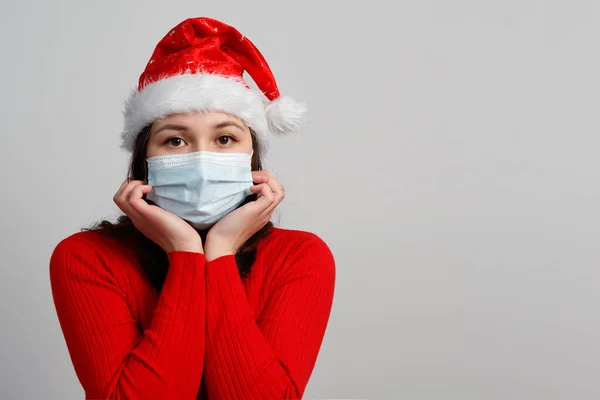 Porträt Einer Jungen Frau Mit Roter Weihnachtsmütze Und Schutzmaske Mit — Stockfoto