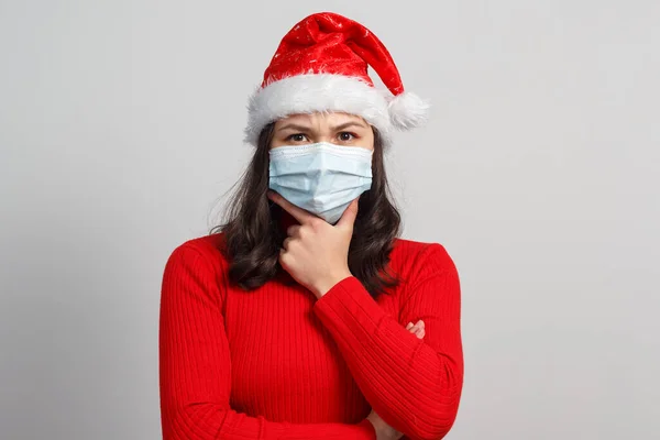 Porträt Einer Jungen Frau Mit Roter Weihnachtsmütze Und Schutzmaske — Stockfoto