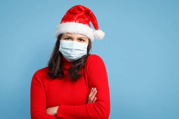 Porträt Einer Besorgten Frau Mit Roter Weihnachtsmütze Und Medizinischer Schutzmaske — Stockfoto
