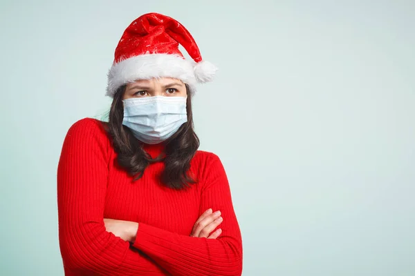 Porträt Einer Besorgten Frau Mit Roter Weihnachtsmütze Und Medizinischer Schutzmaske — Stockfoto
