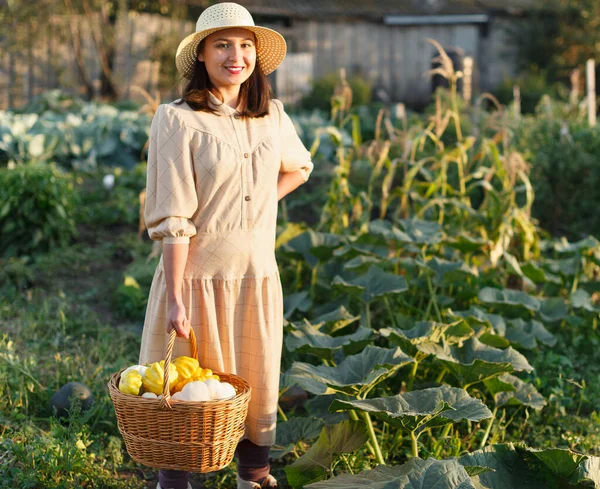 Mujer Sosteniendo Una Cesta Con Una Cosecha Verduras Mano —  Fotos de Stock