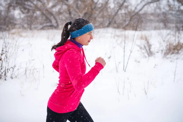 Biegająca Kobieta Czerwonej Odzieży Sportowej Sezonie Zimowym Widok Boku — Zdjęcie stockowe