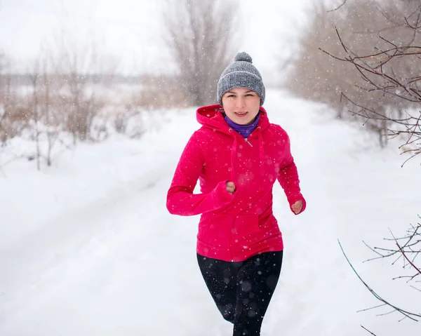Biegająca Kobieta Czerwonej Odzieży Sportowej Sezonie Zimowym Widok Przodu — Zdjęcie stockowe