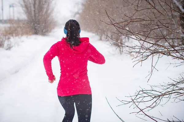 Biegająca Kobieta Czerwonej Odzieży Sportowej Sezonie Zimowym Widok Tyłu — Zdjęcie stockowe