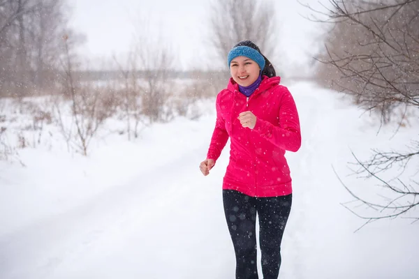 Biegająca Kobieta Czerwonej Odzieży Sportowej Sezonie Zimowym Widok Przodu — Zdjęcie stockowe