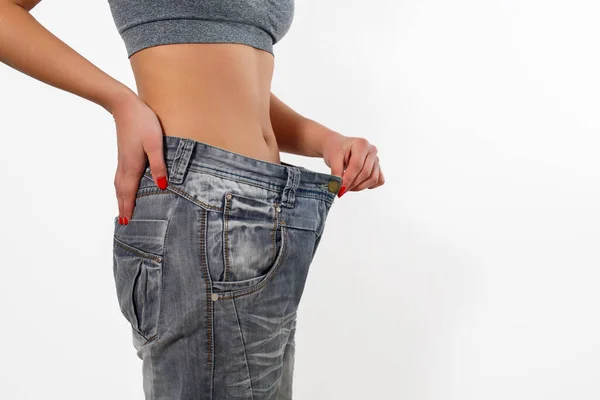 Vrouw Het Afvallen Oude Grote Jeans Geïsoleerd Witte Achtergrond — Stockfoto