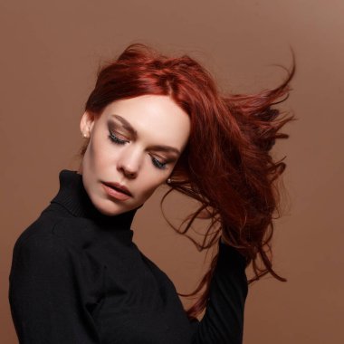 Bej arka planda bir kadının güzel portresi..