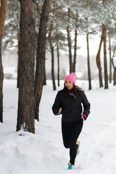 Młoda Kobieta Biegnie Zimowym Lasem — Zdjęcie stockowe