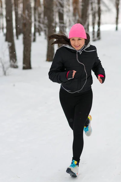 Młoda Kobieta Biegnie Zimowym Lasem — Zdjęcie stockowe