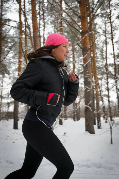 Biegaczka Sportowa Biegaczka Biegająca Zimnym Lesie Ciepłej Sportowej Odzieży Biegania — Zdjęcie stockowe