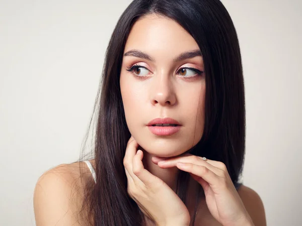 Retrato Belleza Una Joven Morena Sobre Fondo Blanco — Foto de Stock