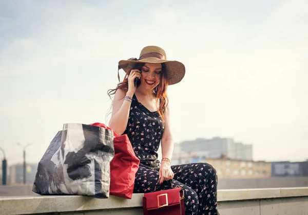 Žena Městě Odpočívá Kompletními Balíčky Nakupování Telefonování — Stock fotografie