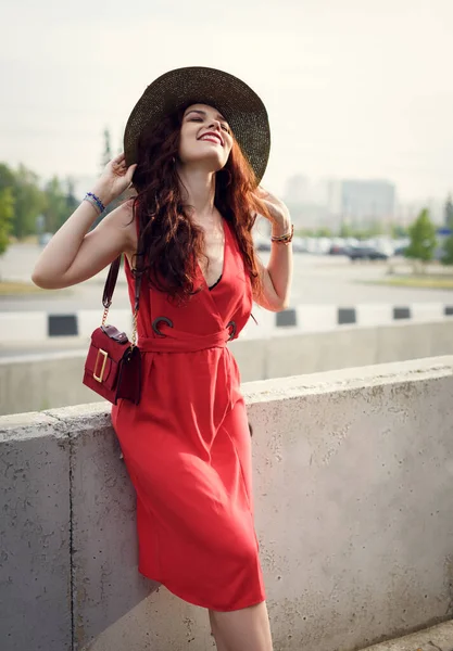 Щаслива Молода Жінка Тримає Широкий Капелюх Позує Міському Парку Влітку — стокове фото