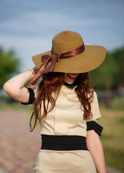 Щаслива Молода Жінка Широкому Капелюсі Позує Парку Влітку — стокове фото