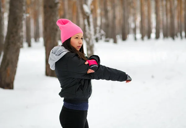 Samica Sportowca Uprawia Gimnastykę Świeżym Powietrzu Lesie Zimowym — Zdjęcie stockowe