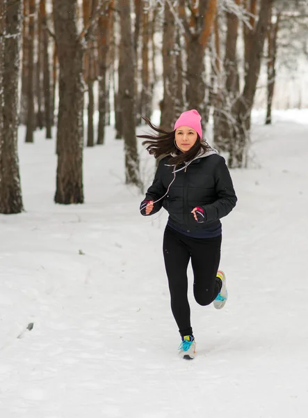 Biegnąca Kobieta Biegaczka Biegająca Zimnym Lesie Ciepłej Sportowej Odzieży Biegania — Zdjęcie stockowe