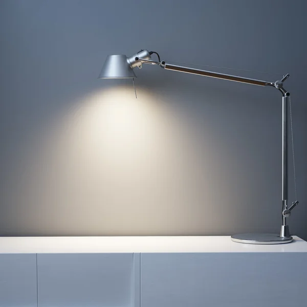 Металеві лампу на білий бюро в інтер'єр кімнати чорні стіни — стокове фото