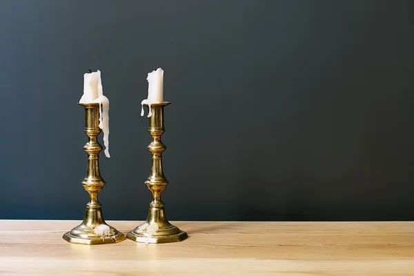 Retro kandelabrar med ljus i minimalistiska rum inredning — Stockfoto