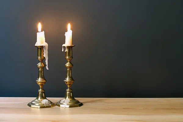 Candelabro retrô com velas em chamas na sala minimalista — Fotografia de Stock