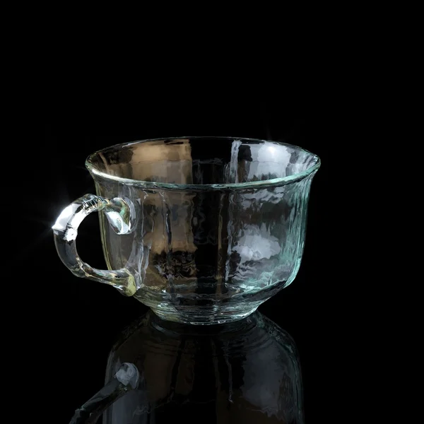 Bella tazza di vetro vintage su sfondo nero — Foto Stock