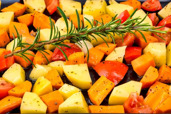 Batatas Cruas Cenouras Tomates Prontos Para Serem Cozidos Forno — Fotografia de Stock