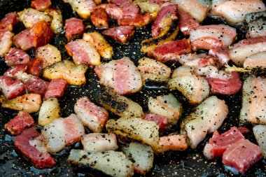 Tavadaki dilimlenmiş pancetta 'yı kapat. 