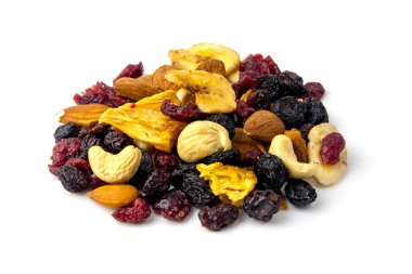 Beyaz arka planda kurutulmuş meyve, fındık ve kuru üzüm karışımı.