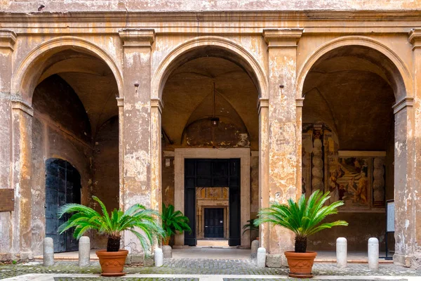 Rome Italië 2021 Tweede Binnenplaats Van Basiliek Van Santi Quattro — Stockfoto