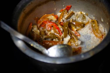 Ot Ema Datshi ile dolu, Bhutanese mutfağının en ünlü yemeği..