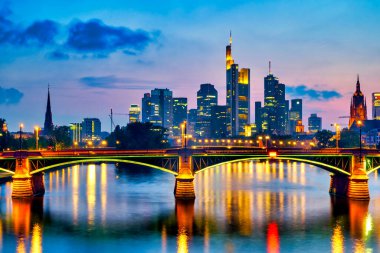 Frankfurt 'un Flerbrucke, Frankfurt am Main, Almanya' daki finans bölgesinden ana nehir manzarası ve ufuk çizgisi