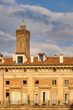 Piazza Maggiore 'den Palazzo dei Banchi ve Torre degli asinelli, Bologna, İtalya