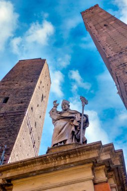Saint Petronius heykeli ve iki kule (Garisenda ve Asinelli), Bologna, İtalya