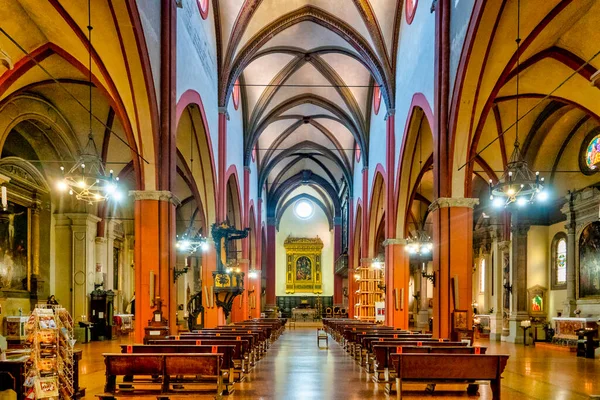 意大利博洛尼亚圣马丁诺教堂的内部 — 图库照片