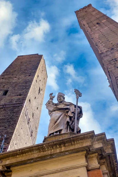 意大利博洛尼亚的圣彼得罗尼乌斯雕像和两座塔楼 加里森达和阿斯内利 — 图库照片