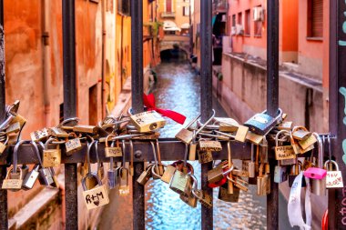 Oberdan, Bologna, İtalya 'da Canale delle Moline' in kapısında aşk kilitleri