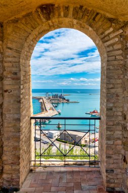 Castello Aragonese, Ortona, İtalya 'dan liman manzarası