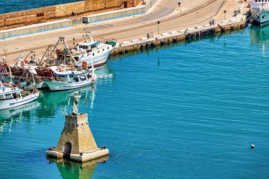 İtalya 'daki Porto di Ortona' da Aziz Thomas Heykeli