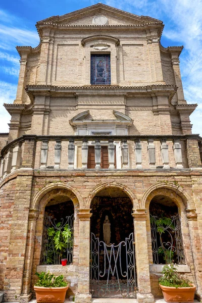 意大利Atri San Francesco教堂外 — 图库照片