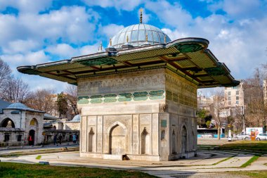 Tophane çeşmesi, Osmanlı Sultanı I. Mahmud ve İstanbul, Türkiye 'deki Nusretiye Camii tarafından inşa edilen 18. yüzyıldan kalma bir kamu suyu çeşmesi.