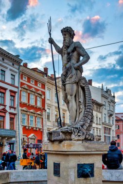 Rynok Meydanı 'ndaki Neptün heykeli, Lviv, Ukrayna