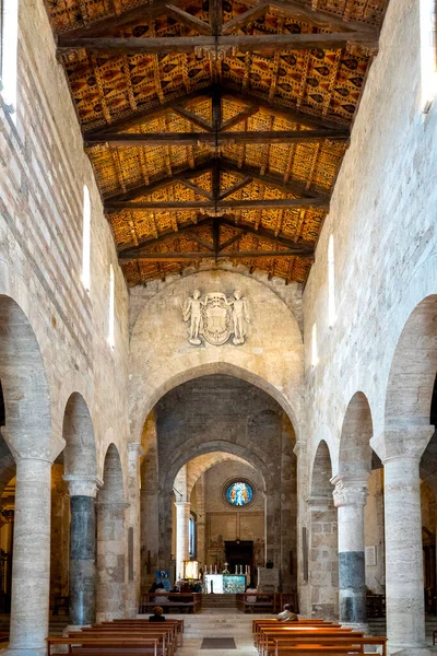 İtalya 'daki Teramo Katedrali' nin merkez nehrinin manzarası