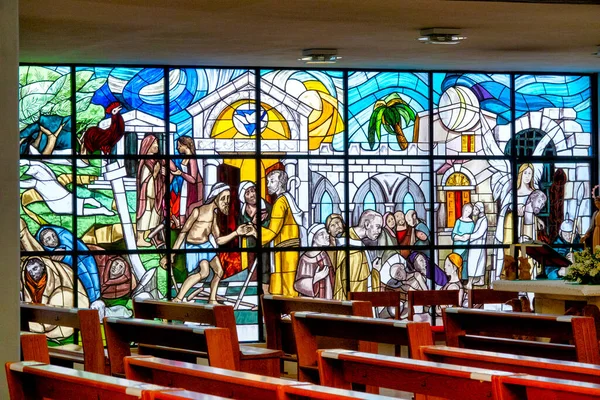 ピエトロ アポストロ教会のステンドグラス ペスカーラ イタリア — ストック写真
