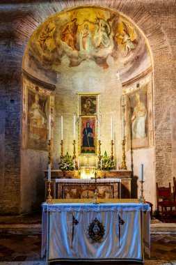 16. yüzyıl freskleri ve St. Benedict 'in ortaçağ ikonu Piscinula, Roma, İtalya' da San Benedetto mihrabında..