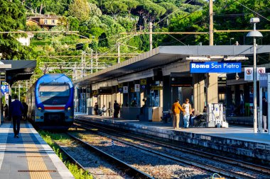 Roma San Pietro tren istasyonunda banliyö ve bölgesel tren, Roma, İtalya.