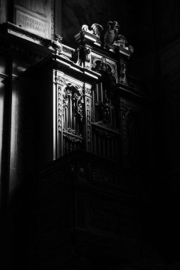                                Santi Cosma e Damiano Bazilikası 'nın siyah beyaz manzaralı dramatik ışıklandırmasıyla Roma, İtalya.