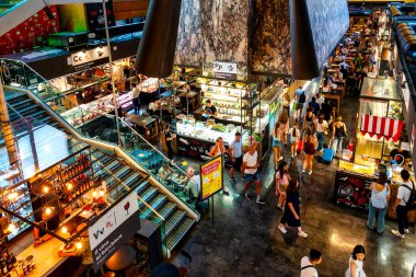 İtalya 'nın Roman Terminali tren istasyonundaki Mercato Centrale' deki yemek tezgahları ve yemek alanları.